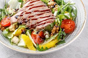 salada com carne, nozes e laranjas estúdio Comida foto 5