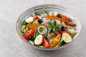 salada com atum, Codorna ovo e azeitonas estúdio Comida foto 1