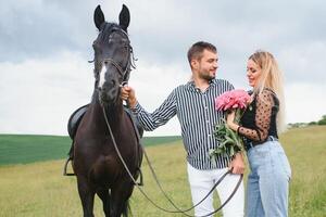 a adorável casal dentro amor abraçando perto cavalo foto