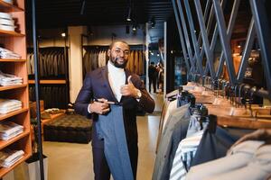 africano americano homem, roupas loja, escolhe roupas foto