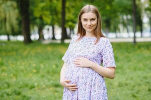 grávida mulher em repouso dentro a parque foto