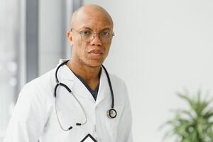 jovem masculino africano médico dentro hospital foto