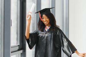 alegre estudante de graduação americano africano com diploma na mão foto