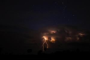 a céu é nublado e relâmpago foto