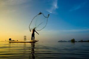 pescador jogando pescaria redes foto