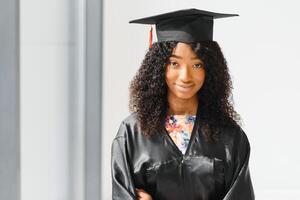 lindo africano fêmea aluna com graduação certificado foto