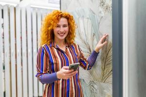 retrato do comprador dentro banheiro loja. ruiva mulher é escolhendo azulejos para dela apartamento. foto