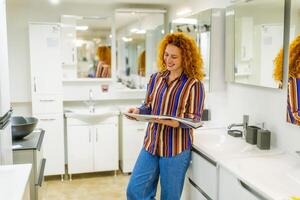 retrato do comprador dentro banheiro loja. ruiva mulher é escolhendo equipamento para dela apartamento. foto