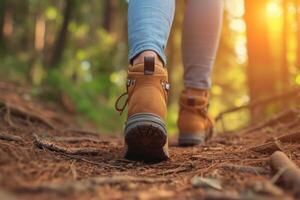 ai gerado fechar acima do caminhante pés caminhando ao ar livre dentro a floresta. generativo ai foto