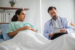 médico consulta entre médico e paciente dentro discussão foto
