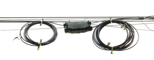 cabo de fio preto elétrico enrolado em forma de isolar no fundo branco foto