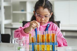 escola crianças estão fazendo química experimentos para Sala de aula Aprendendo foto