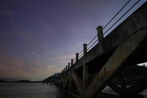 uma estrela no céu noturno com céu nublado foto