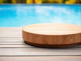 ai gerado esvaziar volta de madeira pódio em madeira mesa com uma borrado fundo do à beira da piscina foto