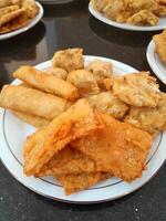 fotos do vários tipos do frito lanches ou Gorengan