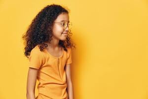 mulher sorrir fundo retrato feliz menina amarelo menina pequeno criança jovem modelo face fofa fundo foto