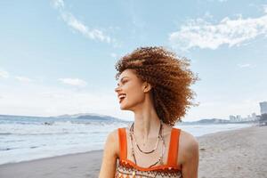 sorridente mulher com mochila desfrutando de praia período de férias debaixo a aberto céu foto