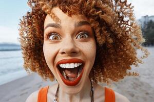 sorridente mulher com mochila desfrutando feliz período de férias em a de praia foto