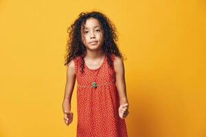 mulher jovem fundo adorável felicidade retrato branco pessoa alegre menina bonita crianças foto