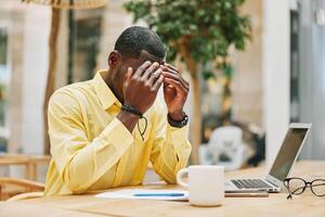 estresse homem trabalhos homem de negocios cansado empregado pessoa preocupado computador portátil problema depressivo trabalho adulto foto