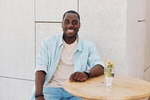 feliz homem sorrir na moda retrato bonito estilo de vida americano jovem expressão legal pessoa olhando foto