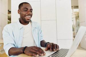 pessoa homem computador portátil o negócio usando trabalhando estilo de vida computador homem de negocios sentado africano escritório feliz foto