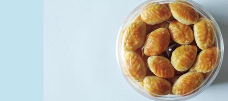 cozido croissants dentro uma vidro tigela. caseiro pastelaria. foto