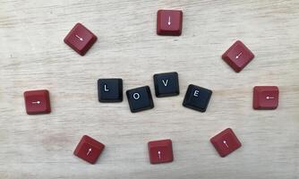 amor soletrado Fora dentro vermelho e Preto cubos em uma de madeira fundo. foto