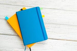 caderno diário para planejamento dentro azul e amarelo. foto