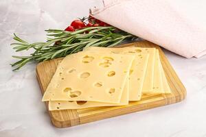 fatiado maasdam queijo com buracos foto
