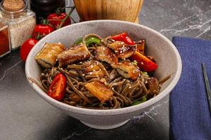 trigo sarraceno soba com enguia e vegetais foto