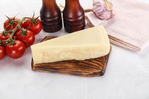 peça italiano Difícil parmesão queijo foto