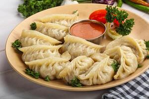 tibetano dumplings momo com frango, carne ou legumes foto