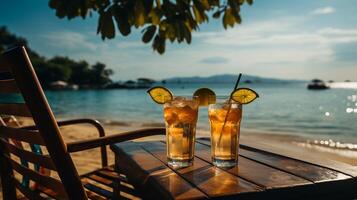 ai gerado dois óculos do suco com 1 ser mantido acima com uma canudo, lindo panorâmico natureza. tropical de praia Como verão ilha panorama com cadeiras guarda-chuva Palma folhas calma mar costa, costa. foto