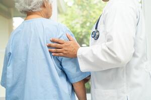 médico Verifica e Socorro ásia idosos mulher paciente com amor, Cuidado, ajudando, encorajar e empatia às hospital. foto