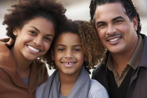 ai gerado lindo à moda multirracial família. sorridente amoroso mãe, Papai e filha olhando às Câmera ao ar livre foto