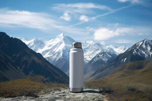 ai gerado branco acampamento vácuo frasco brincar dentro montanhas, garrafa térmica com em branco espaço para marca ao ar livre foto