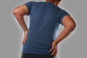 obeso ásia homens com costas e lombar dor estão às risco para intervertebral disco doença. Porque a corpo tem uma muitos do peso. conceito do obesidade e espinhal doença. recorte caminho foto