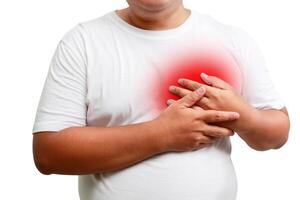 gordo homem vestindo branco camisa colocar seu mão em a peito em a esquerda, ele teve dificuldade respirando. risco do coronário coração doença, diabetes, Alto sangue pressão hiperlipidemia. isolado. recorte caminho foto