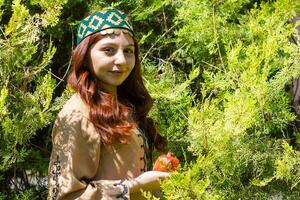 armênio jovem mulher dentro tradicional roupas dentro a natureza dentro verão foto