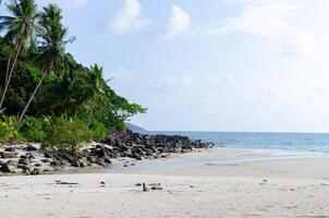 uma de praia dentro koh kood ilha, tailândia. tropical de praia com azul céu e branco de praia. foto