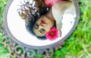 bonita jovem menina dentro a natureza, menina dentro a parque foto