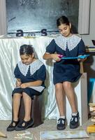 alunos dentro Sala de aula fazendo dever de casa foto