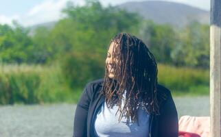 retrato do africano mulher dentro a parque foto