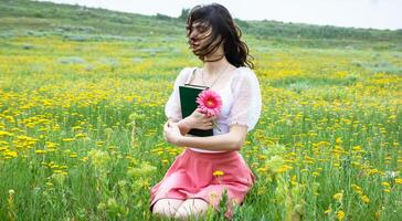 bonita jovem menina dentro a natureza, menina dentro a parque foto