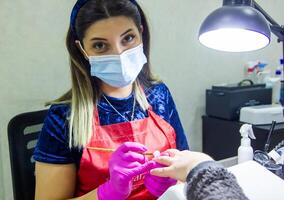 pessoa dentro a spa salão, mulher dentro beleza salão foto