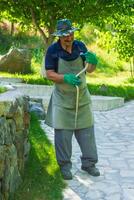 agricultor segurando uma verde cobra, trabalhador segurando uma verde serpente foto