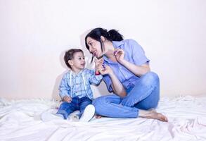 pai e criança, mãe e criança jogando juntos dentro estúdio foto