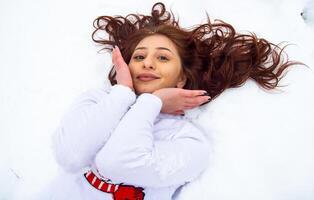 bonita menina dentro inverno floresta, jovem mulher dentro inverno parque foto