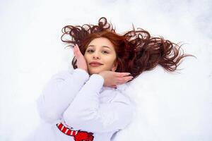 bonita menina dentro inverno floresta, jovem mulher dentro inverno parque foto